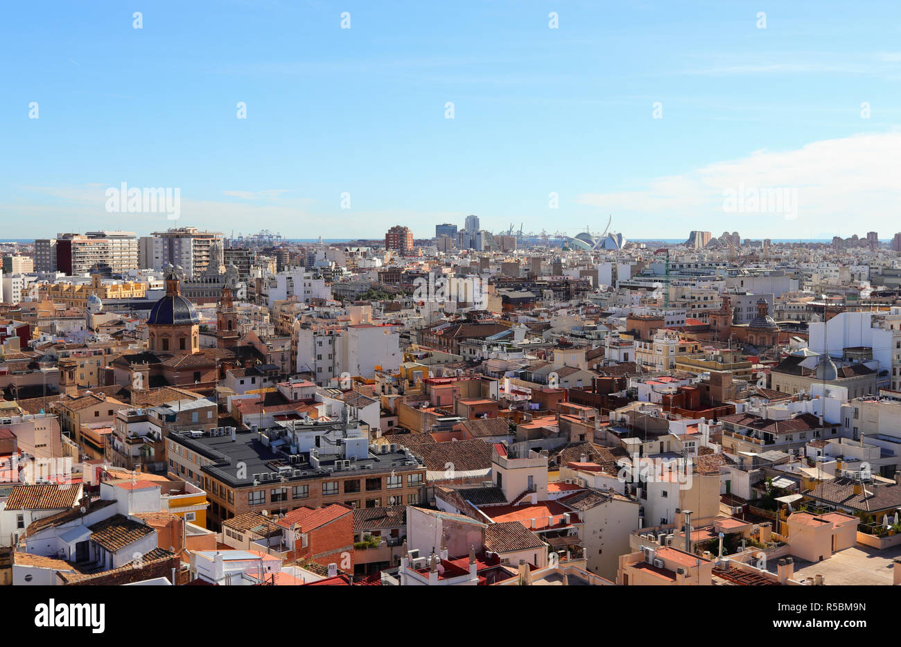 VALENCIA, Espagne - 27 NOVEMBRE 2018 : sur les toits de Valence, en Espagne, du haut de la cathédrale de Valence. Vue de la ville en direction du port. Banque D'Images