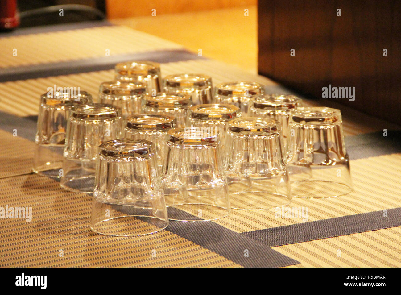 Verres demeurent vides à l'envers. Nettoyer ustensiles pour boire. Buvons peu. Ensemble de salle à manger en verre propre. Nettoyer les lunettes sont séchés à reste Banque D'Images