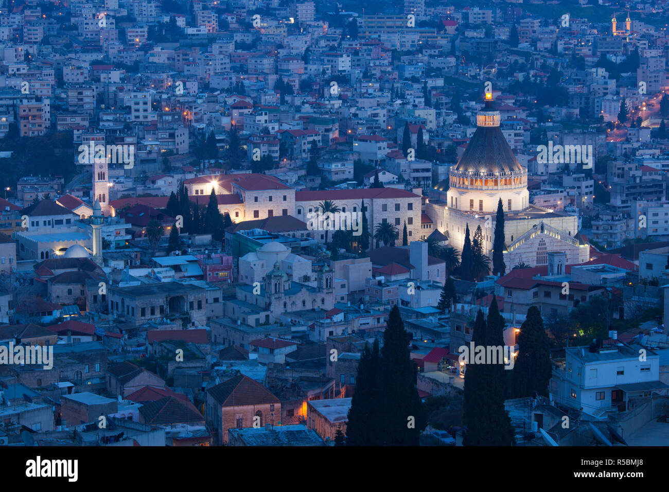 Israël, la Galilée, Nazareth, ville et la basilique de l'Annonciation Banque D'Images