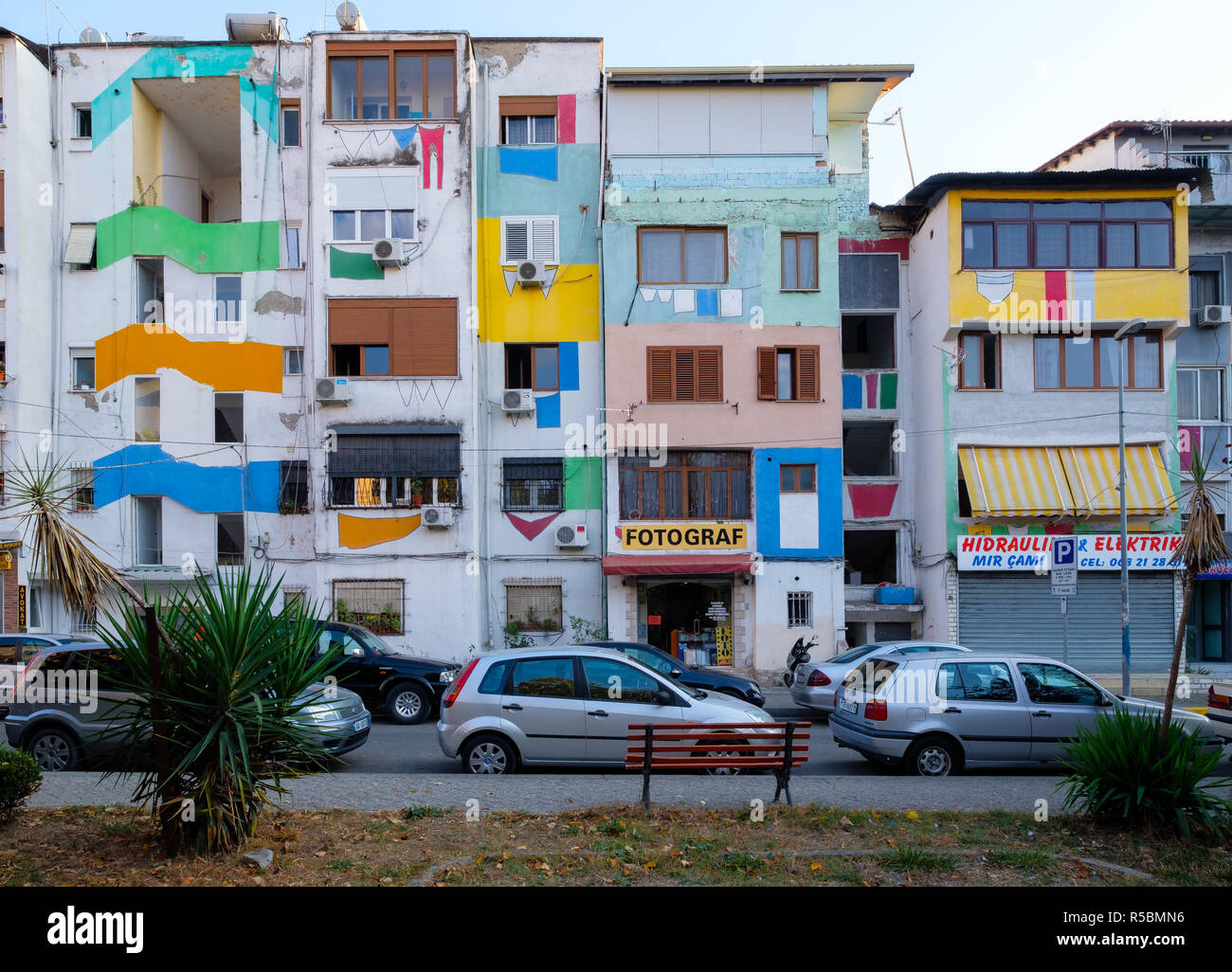 Les façades peintes de l'immeuble par les résidents de la ville de mode colorés font plus heureux Banque D'Images