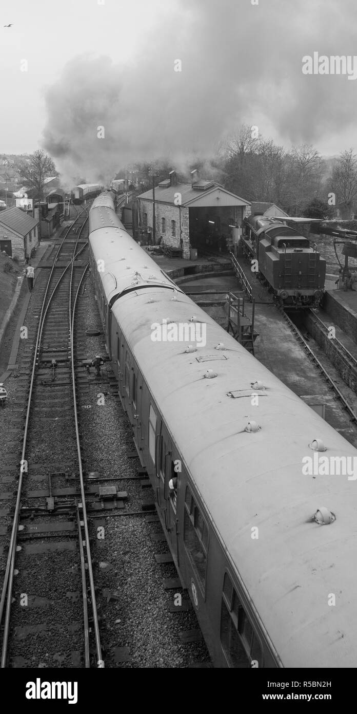 Long Train à vapeur, d'un décollage avec de la fumée à la suite Banque D'Images