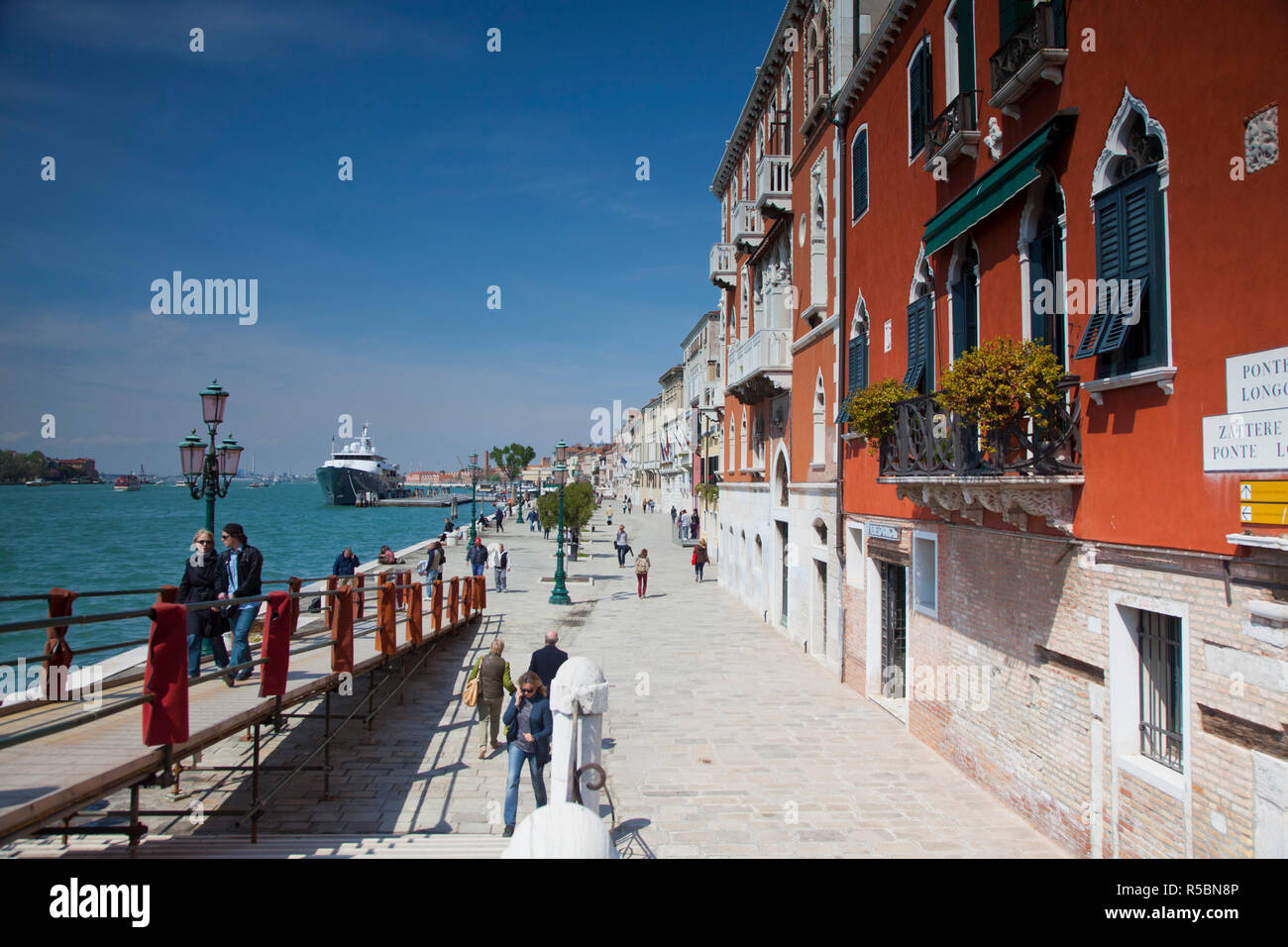 Promenade face à Canale della Giudecca, quartier de Dorsoduro, Venise, Italie Banque D'Images