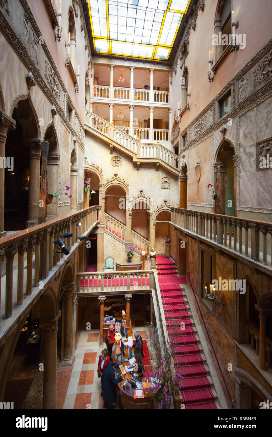 Escalier dans l'hôtel Danieli, Venise, Italie Banque D'Images