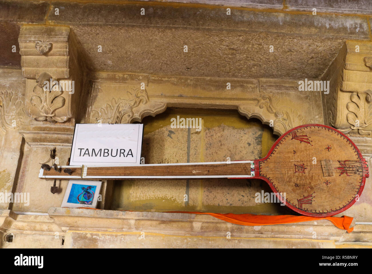 Tanpura le long cou est un instrument à cordes pincées, originaire de l'Inde, l'on retrouve dans diverses formes dans la musique indienne Banque D'Images