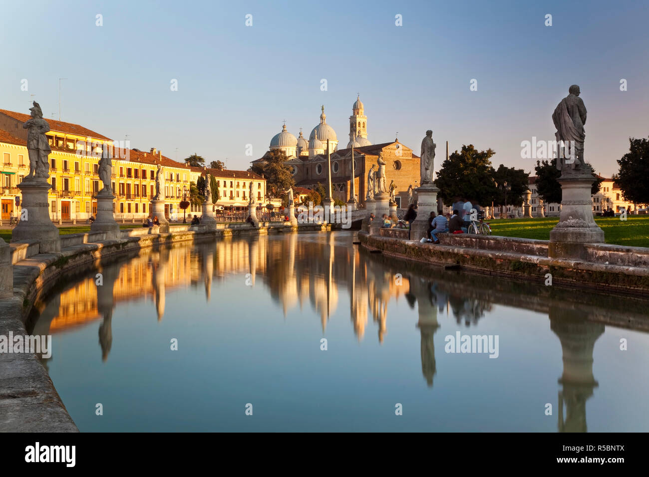 Italie, Vénétie, Padoue, Padova, district de Prato della Valle, statues et Basilica di Santa Giustina Banque D'Images