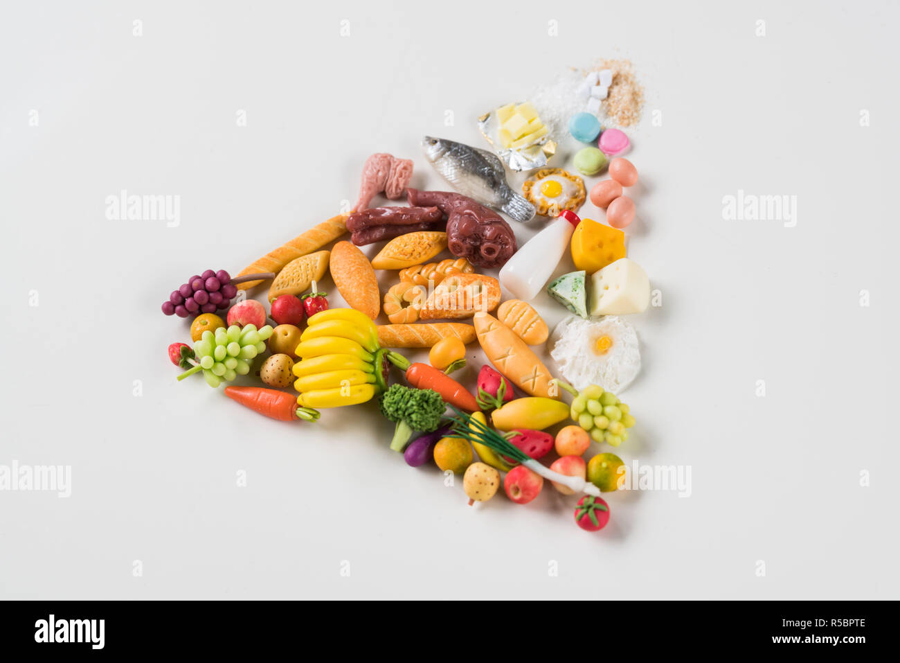 Pyramide alimentaire montrant les proportions de types d'aliments recommandés pour une alimentation saine et équilibrée. Banque D'Images