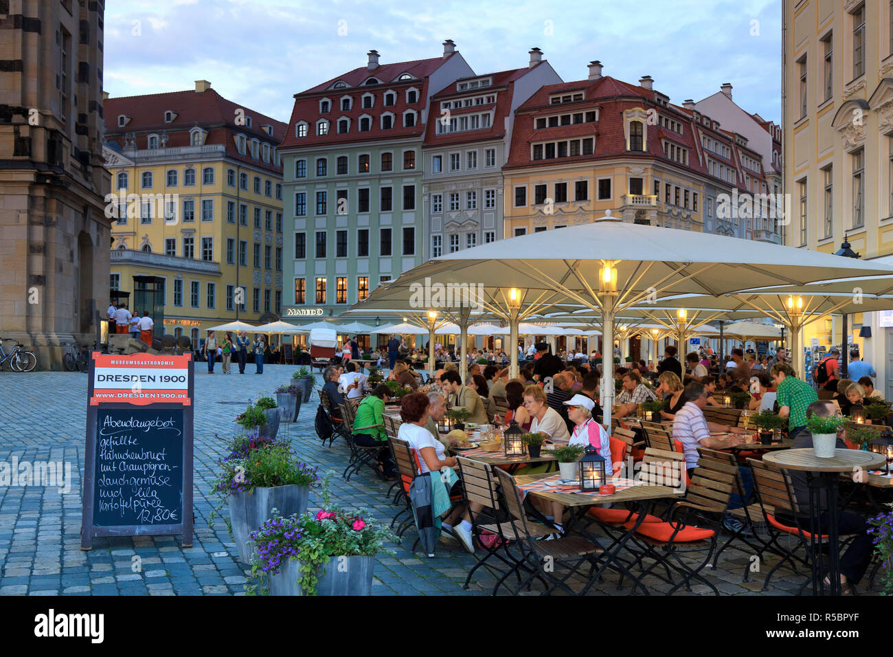 Allemagne, Saxe, Dresde, Vieille Ville, place Neumarkt, restaurants en plein air Banque D'Images