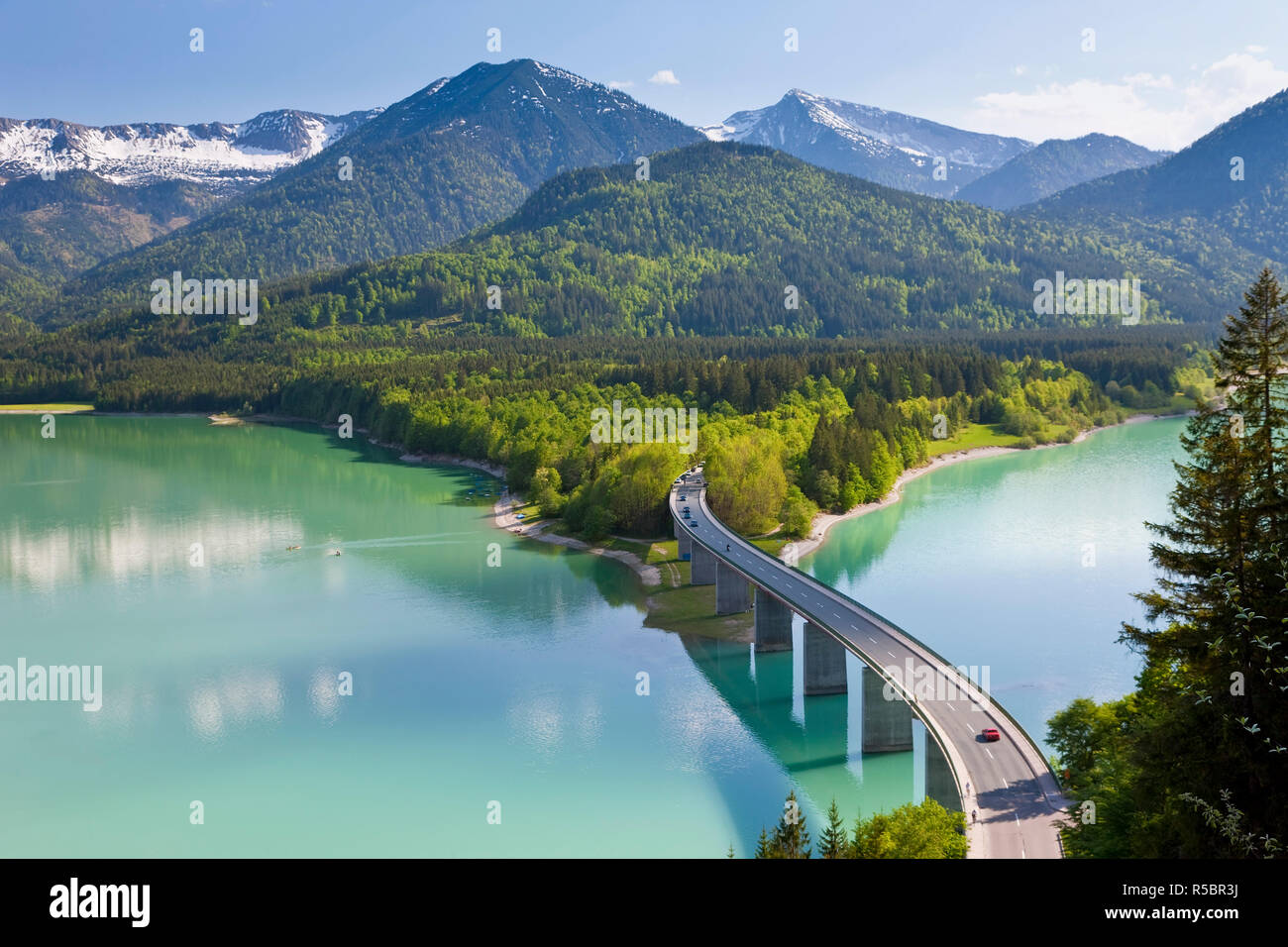 Lac de Sylvenstein et pont, Alpes bavaroises, Bavière, Allemagne Banque D'Images