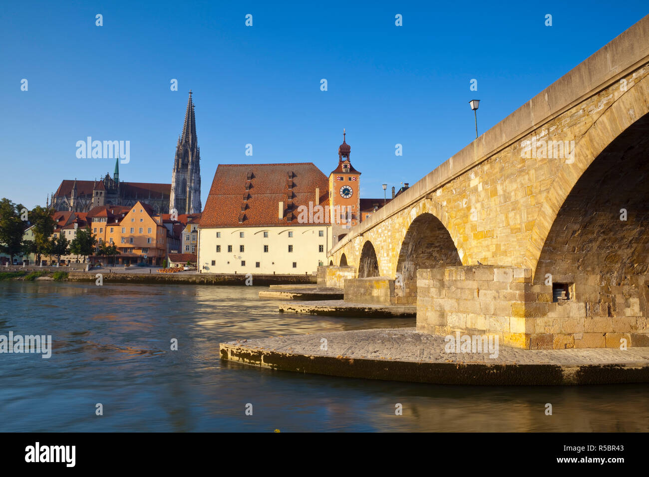 Le pont de pierre, la cathédrale Saint-Pierre et du Danube, Regensburg, Allemagne Banque D'Images