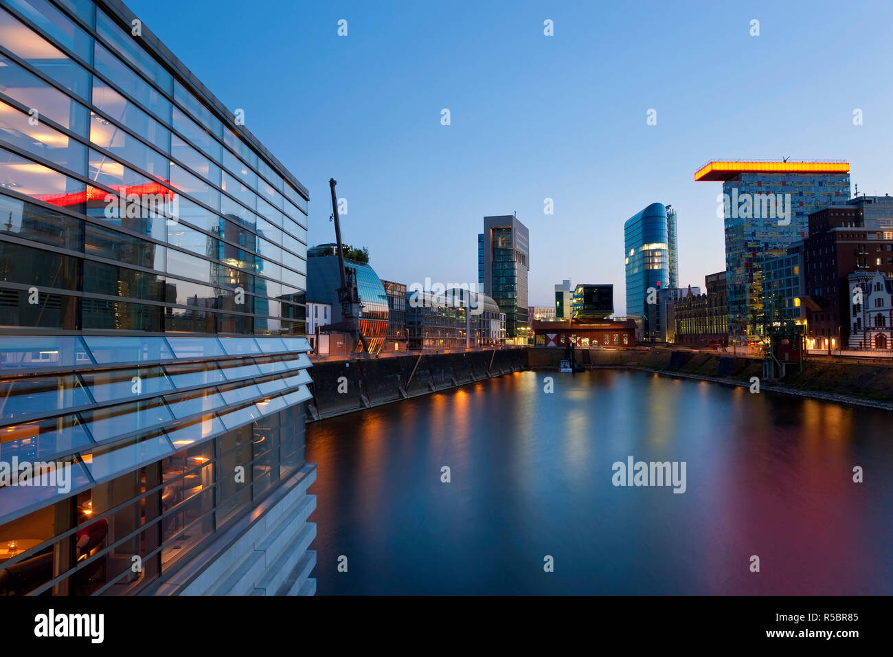 Bâtiments du Medienhafen (port des médias), Düsseldorf, Rhénanie du Nord-Westphalie, Allemagne, Europe Banque D'Images Bâtiments du Medienhafen (port des médias), Düsseldorf, Rhénanie du Nord-Westphalie, Allemagne, Europe Banque D'Images