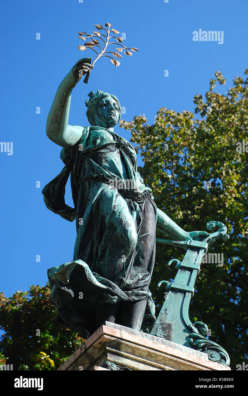 Lindau, Allemagne : Fontaine Lindavia (allemand : Lindavia-Brunnen), sur une colonne centrale se dresse une statue en bronze de la patronne de la ville Banque D'Images