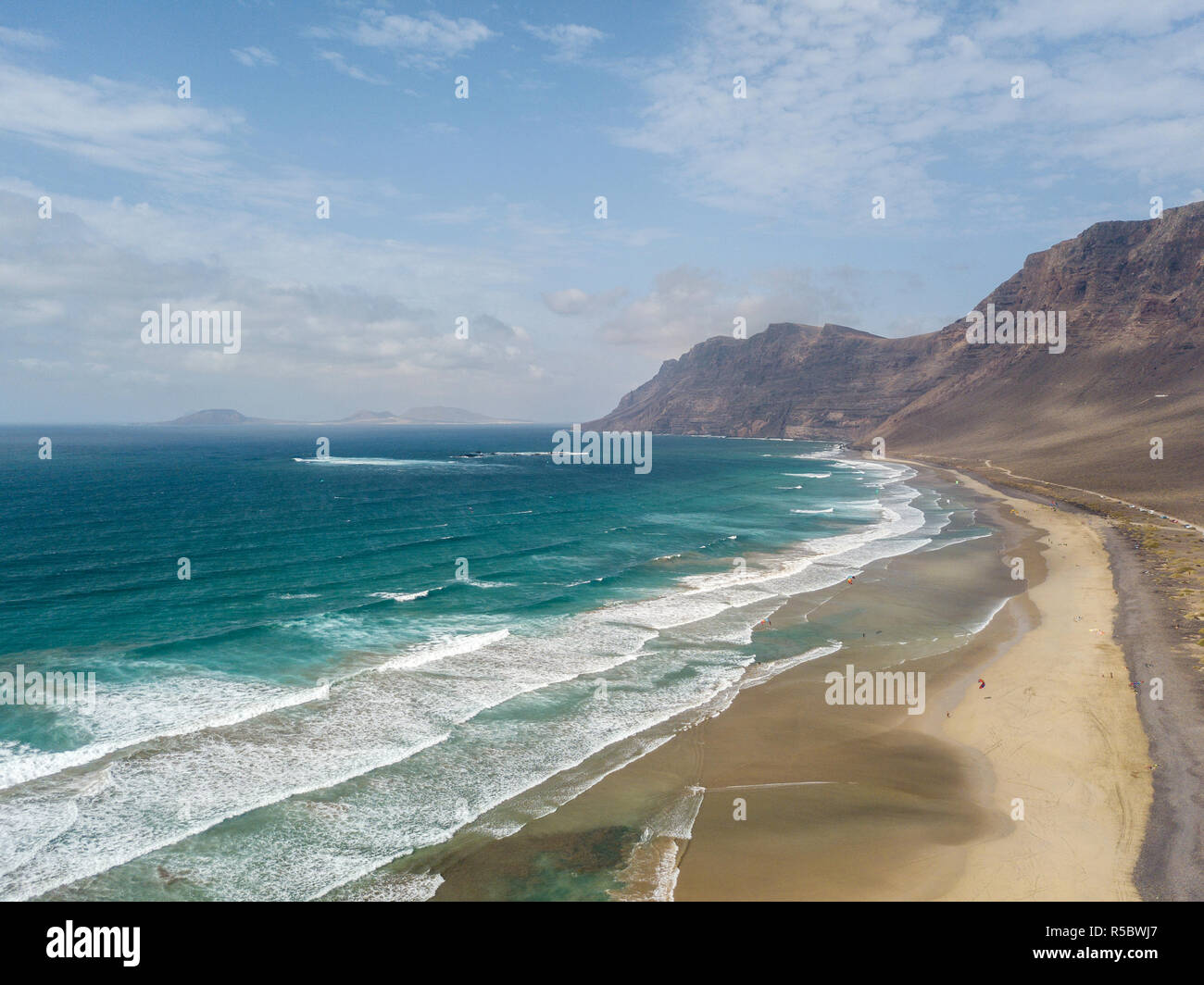 Vue aérienne de la plage de Famara, Lanzarote, îles Canaries, Espagne. Kite surfer. Les personnes actives, l'eau le sport. D'ondes longues Banque D'Images