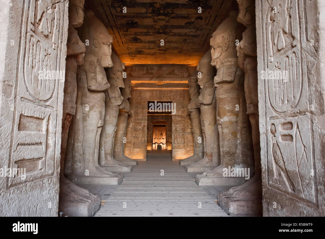 L'Egypte, Abu Simbel, statues et Temple de Ramsès II, chambre principale Banque D'Images