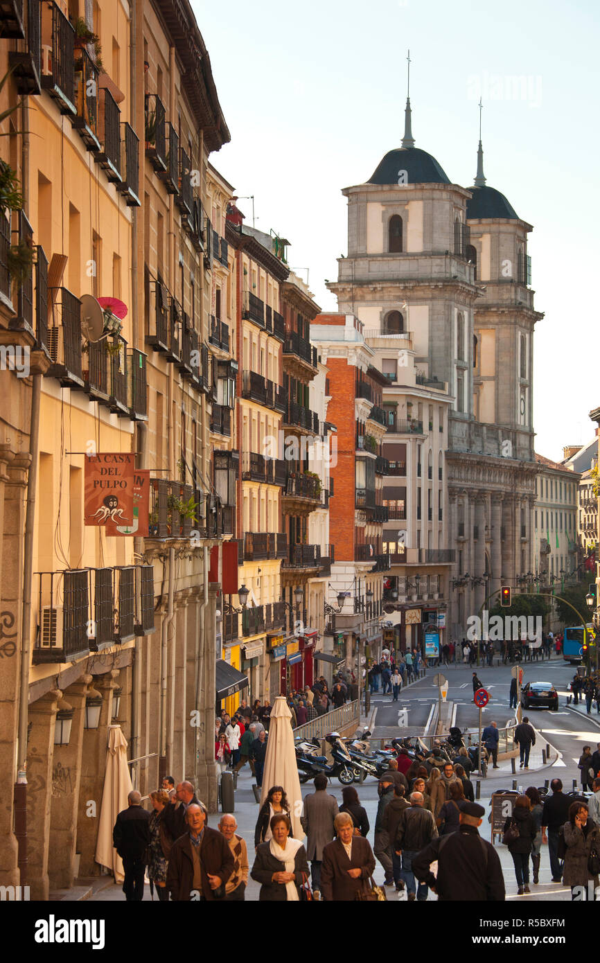 Espagne, Madrid, Centro, la Plaza Mayor, la Calle de Toledo street, vue en direction de San Isidro Banque D'Images