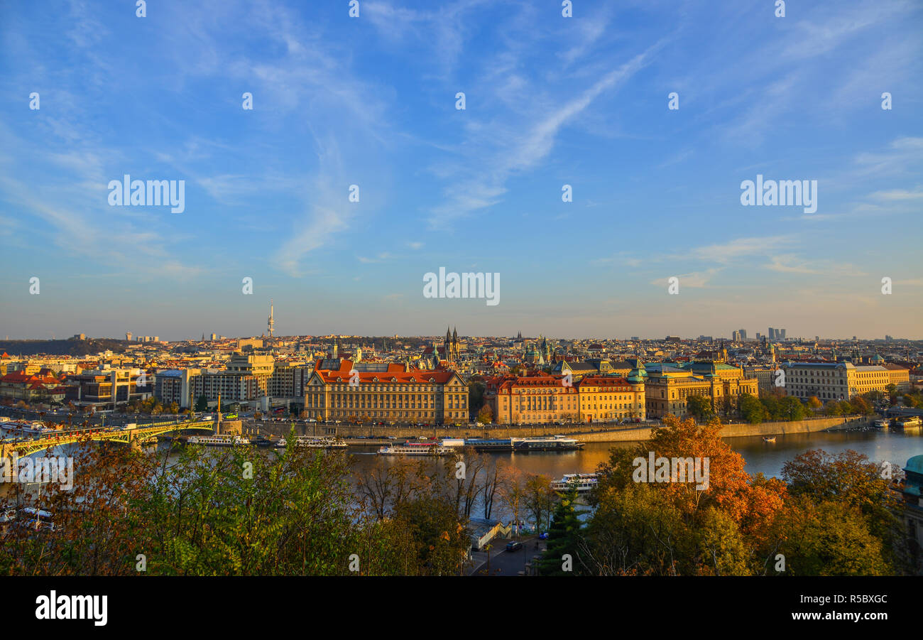 Vue aérienne de Prague, Tchéquie. Prague est la 14e plus grande ville de l'Europe et la capitale historique de la Bohême. Banque D'Images