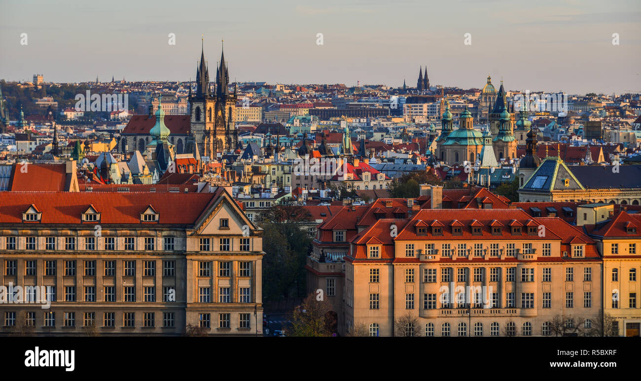 Vue aérienne de Prague, Tchéquie. Prague est la 14e plus grande ville de l'Europe et la capitale historique de la Bohême. Banque D'Images