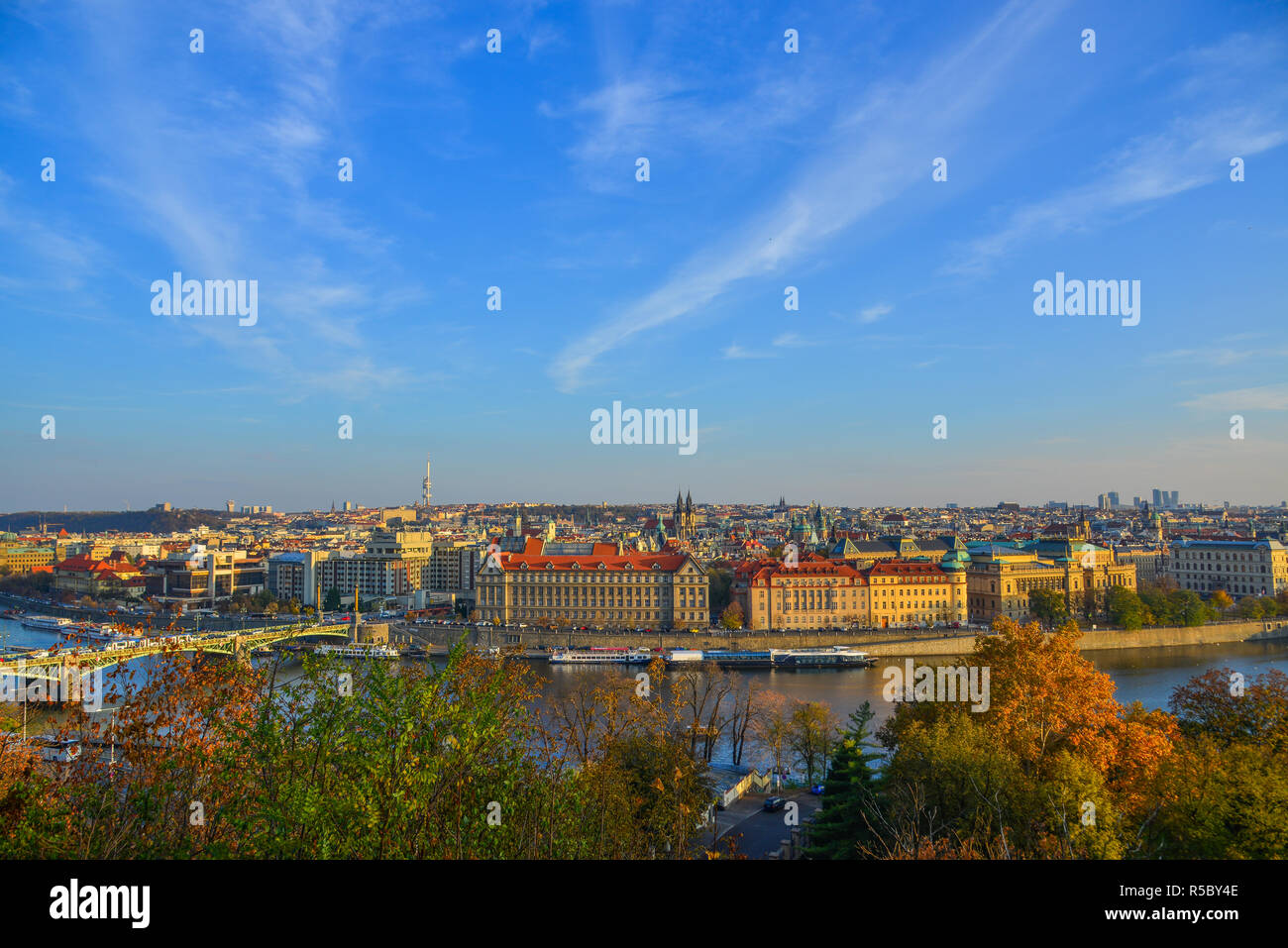 Vue aérienne de Prague, Tchéquie. Prague est la 14e plus grande ville de l'Europe et la capitale historique de la Bohême. Banque D'Images