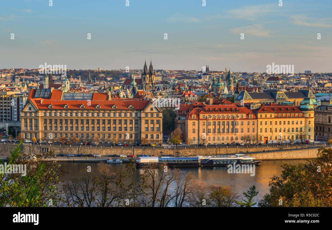Vue aérienne de Prague, Tchéquie. Prague est la 14e plus grande ville de l'Europe et la capitale historique de la Bohême. Banque D'Images