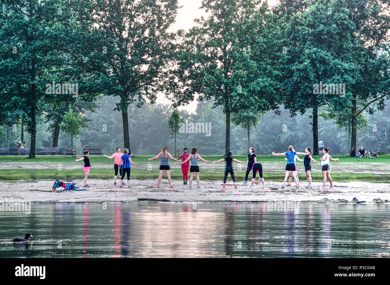 Rotterdam, Pays-Bas, le 30 mai 2018 : Cours de yoga sur une soirée au printemps sur la plage du lac Plas Kralingse Banque D'Images