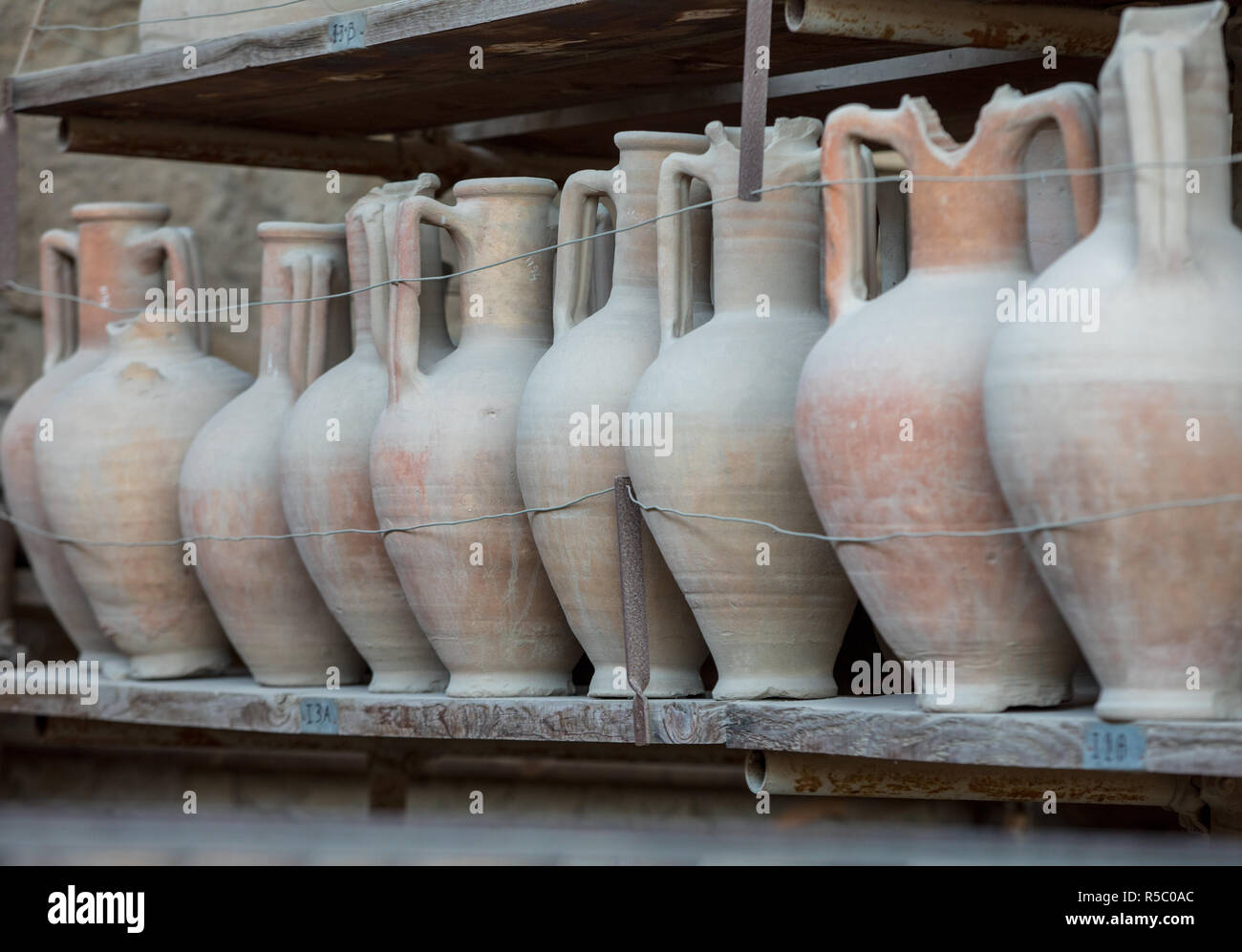 Navires, pots et une variété d'objets d'éruption du Vésuve à Pompéi ont été excavés et catalogué .Pompei, Italie Banque D'Images