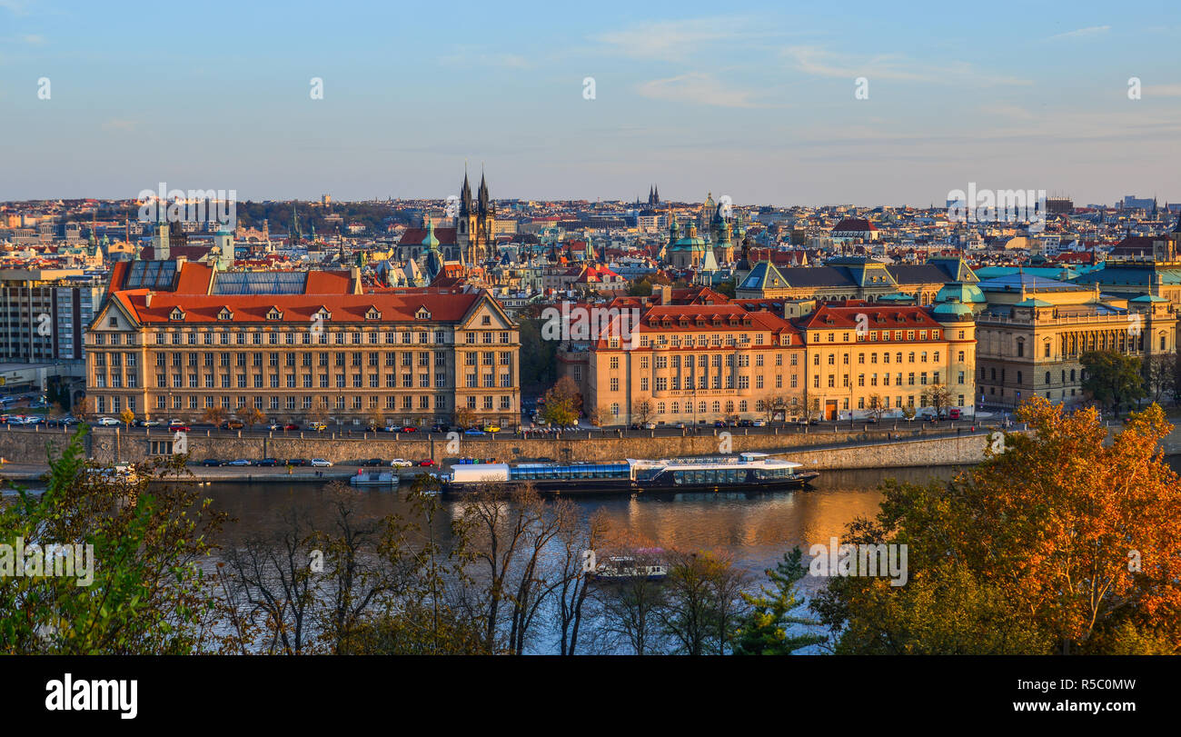 Vue aérienne de Prague, Tchéquie. Prague est la 14e plus grande ville de l'Europe et la capitale historique de la Bohême. Banque D'Images
