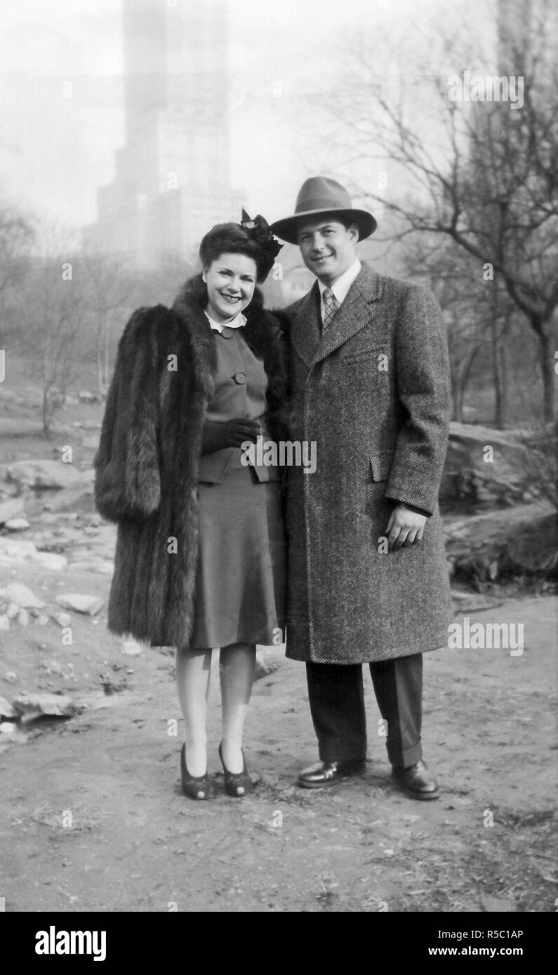 Photographie d'archives d'un couple à la fin de la vingtaine, vers 1944, dans un parc à New York, USA. Banque D'Images