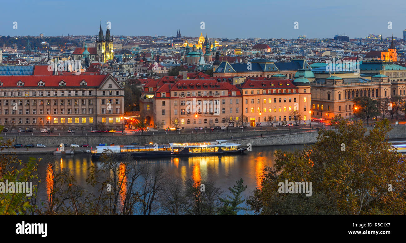 Vue aérienne de Prague, Tchéquie. Prague est la 14e plus grande ville de l'Europe et la capitale historique de la Bohême. Banque D'Images