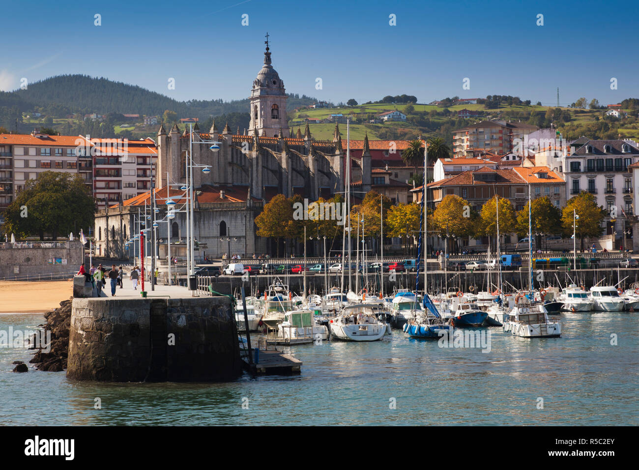 Espagne, Pays basque Région, province de Vizcaya, Lekeitio, vue sur la ville avec l'Eglise de Santa Maria de la asunción church Banque D'Images