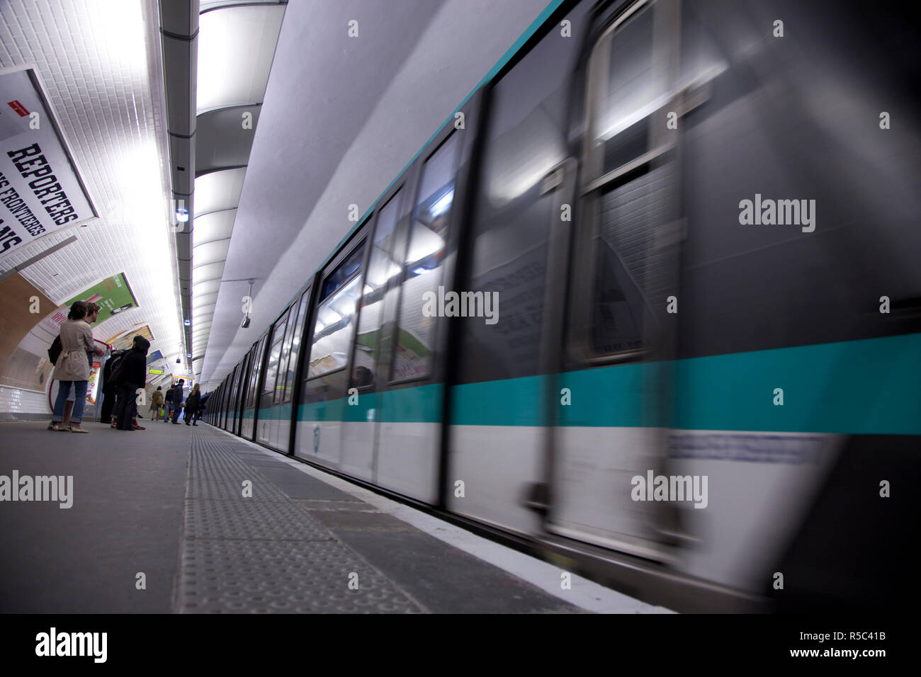 Train à la plate-forme sur le métro de Paris, Paris, France Banque D'Images