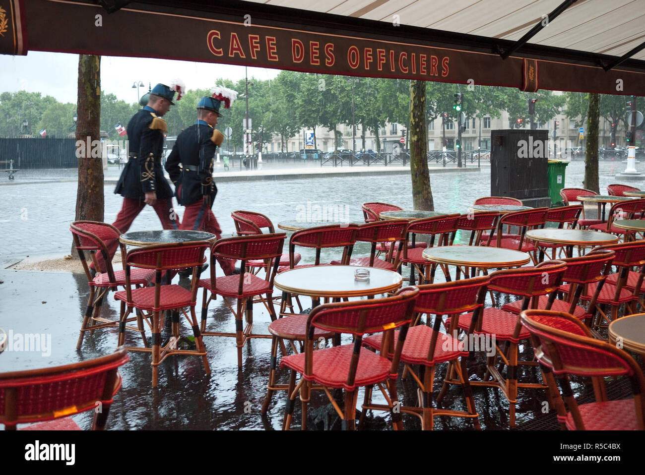 2 soldats marchant sous la pluie café à l'extérieur, de l'École Militaire, Paris, France Banque D'Images