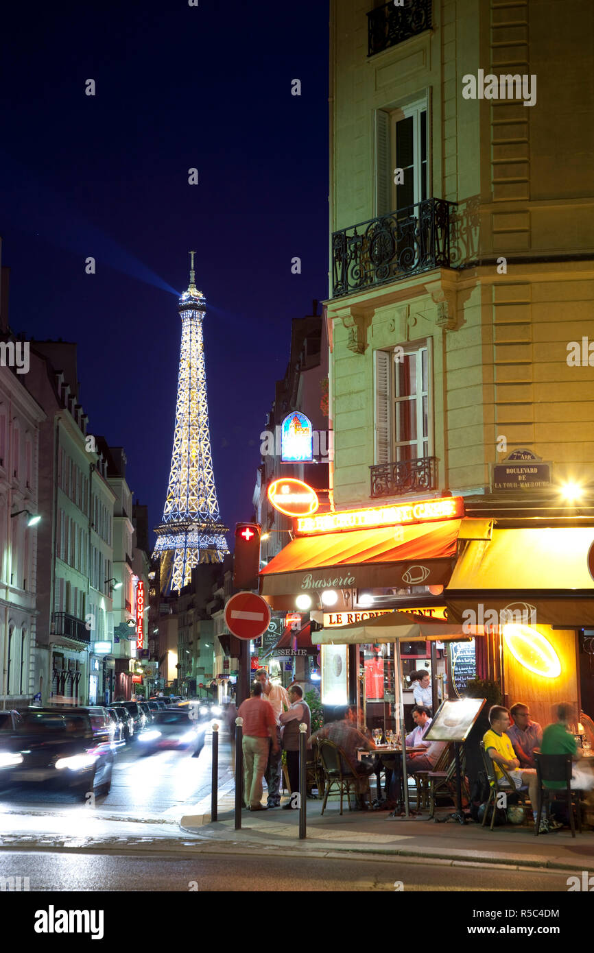 Tour Eiffel & Café sur le boulevard de La Tour Maubourg, Paris, France Banque D'Images
