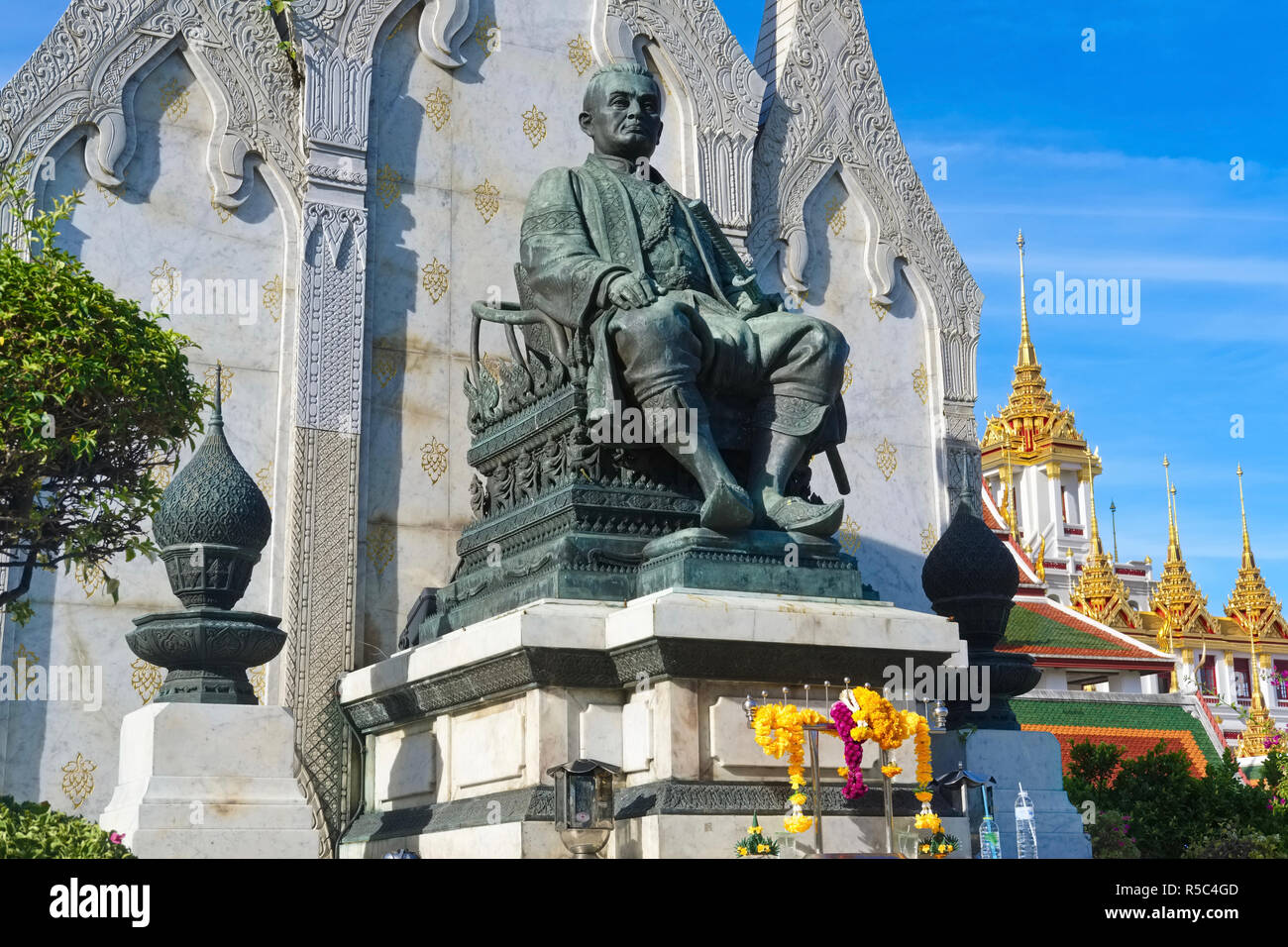 Une statue de l'ancien roi Nangklao ou Rama III., en Rama III. Park, Bangkok, Thaïlande ; en arrière-plan le Lohaprasad Banque D'Images