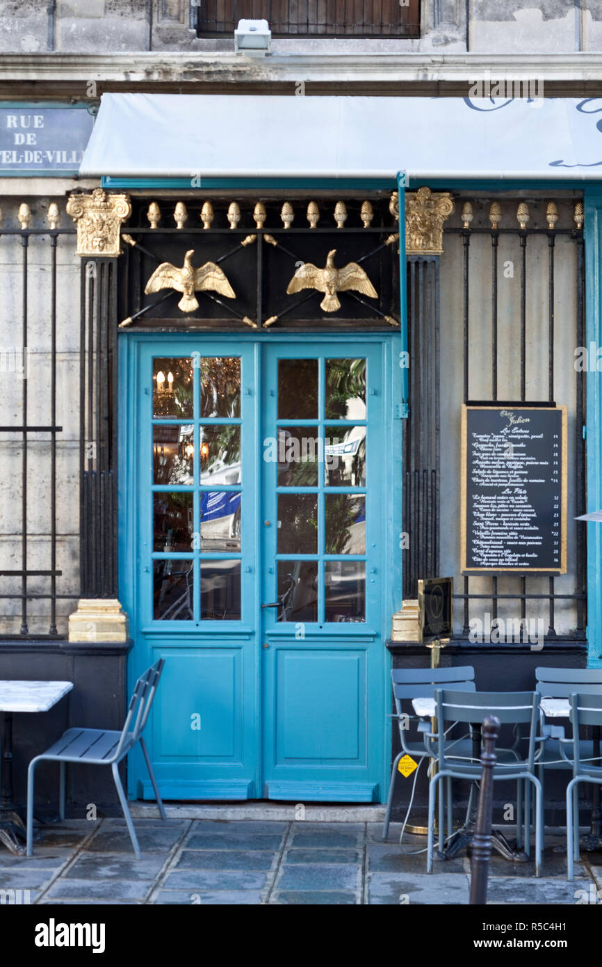 Portes bleues de cafe, quartier du Marais, Paris, France Banque D'Images