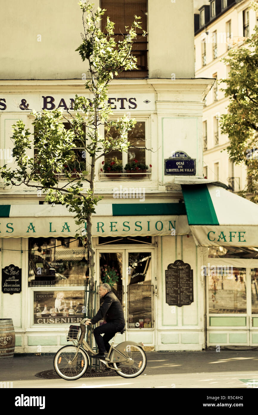 Cafe, Quai de L'Hôtel de Ville, Quartier du Marais, Paris, France Banque D'Images