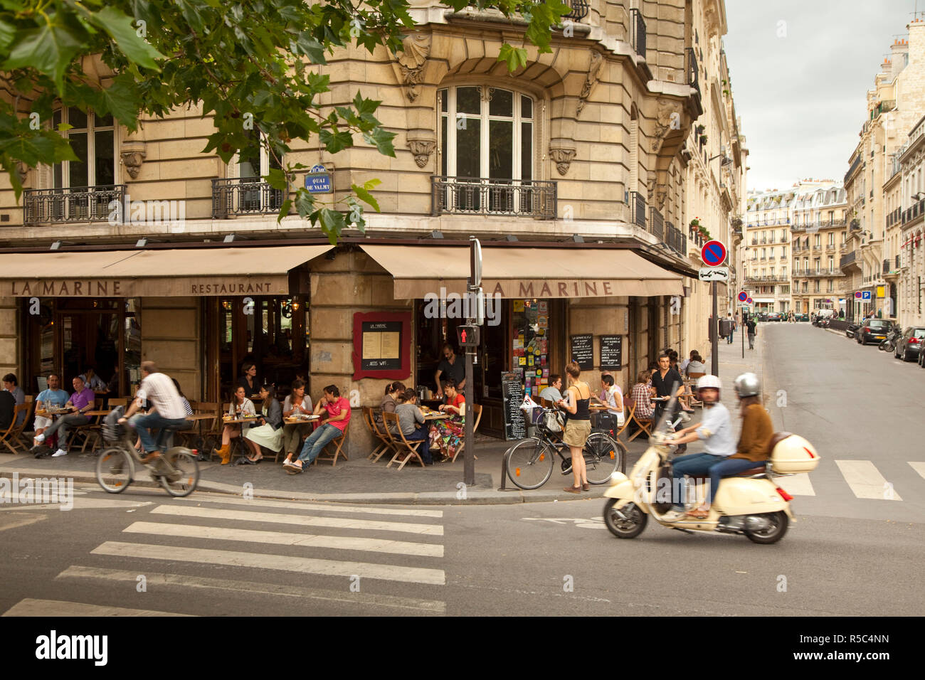 Café, rue de Valmy, quartier Bastille, Paris, France Banque D'Images