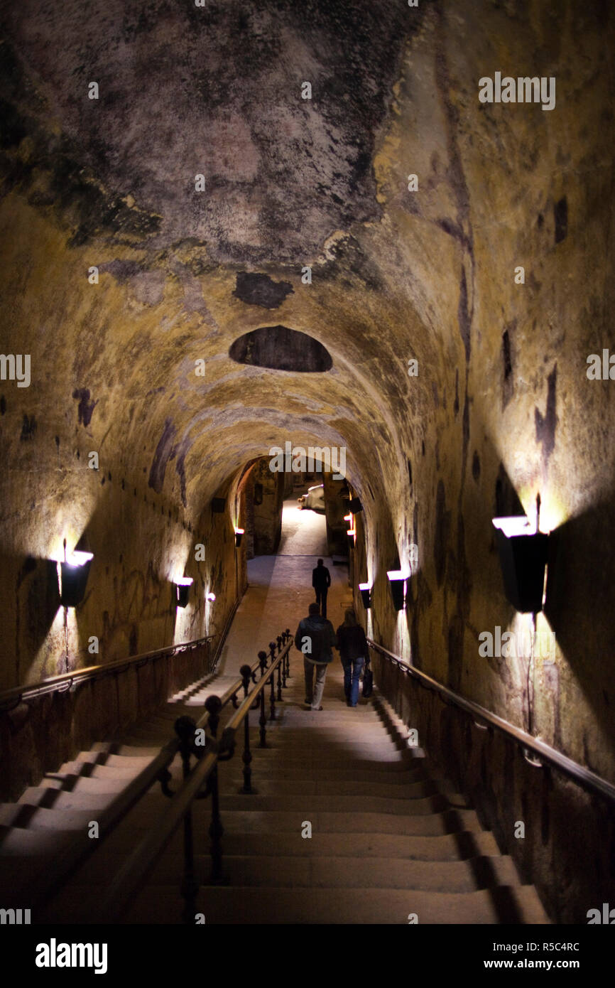 France, Marne, Champagne Ardenne, Reims, champagne Pommery Winery, couloir menant à l'ancienne cité gallo-romaine les carrières maintenant utilisées comme caves de champagne Banque D'Images