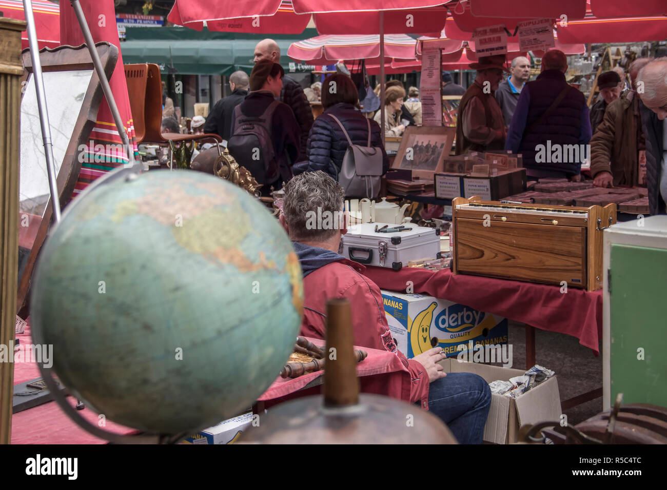 Zagreb, Croatie, Nov 2018 - Antiquités affichée sur les stands au marché aux puces mis sur la place britannique entouré par les clients et les vendeurs Banque D'Images