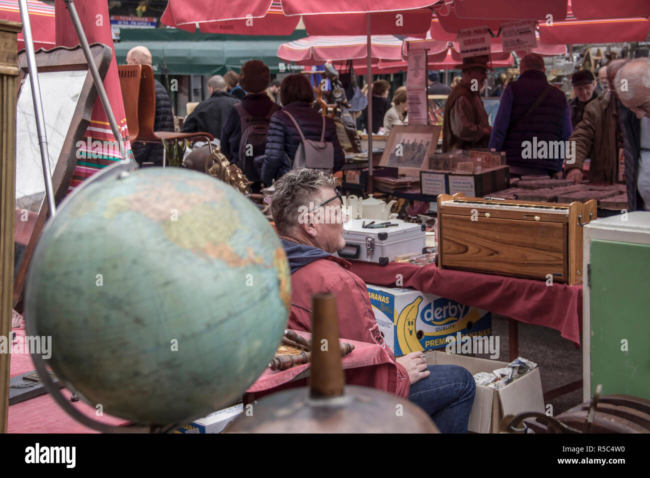 Zagreb, Croatie, Nov 2018 - Antiquités affichée sur les stands au marché aux puces mis sur la place britannique entouré par les clients et les vendeurs Banque D'Images