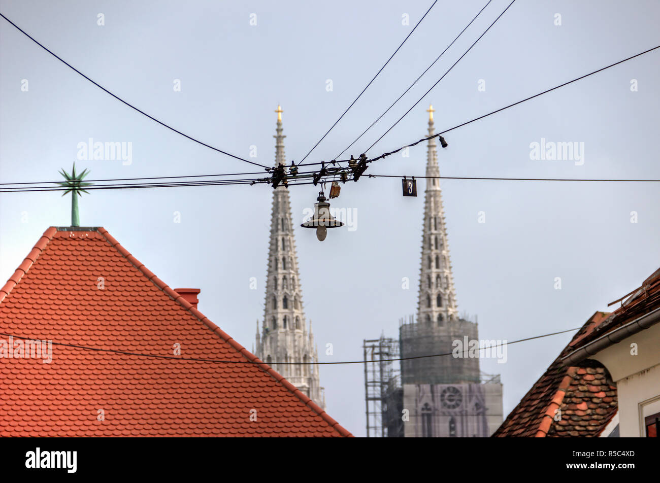 Zagreb, Croatie - Hanging street light à la ville haute avec la cathédrale en arrière-plan Banque D'Images
