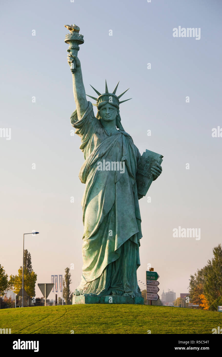 France, Haut-Rhin, Alsace, Colmar, Route des Vins Alasatian, Statue de la liberté, monument de la designer, F.A. Bartoldi, né à Colmar Banque D'Images