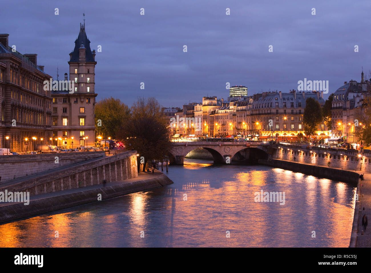France, Paris, Seine River par l'Ile de la Cité, au crépuscule Banque D'Images