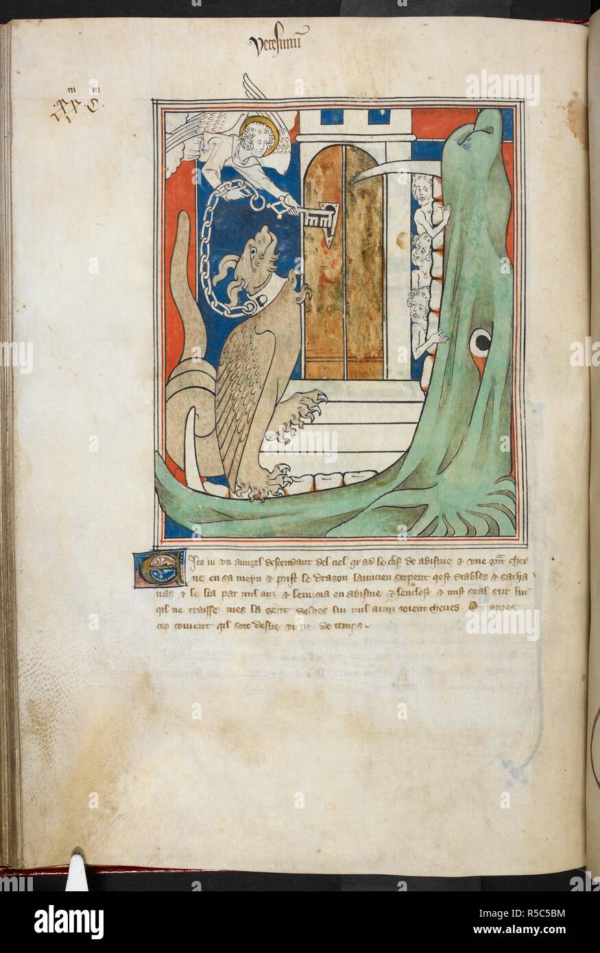 Ci-dessus, l'ange avec clé, ci-dessous, le dragon enchaîné ; au centre, la porte verrouillée, et sur la droite, trois âmes l'air hors de la bouche de l'enfer. Apocalypse ('le Queen Mary Apocalypse'). L'Angleterre, S. E. (Londres), ou de l'East Anglia. Premier trimestre du 14ème siècle. Les illuminations : 73 miniatures en couleurs et d'or. Décoration : initiales en or sur bleu et rose avec motifs de décoration penwork en blanc, avec quelques extensions marginal partielle formant les frontières. Paraphs en rose ou bleu. Lettres pour guide initiales sont visibles. Voir le catalogue pour les notes sur les artistes (en litige.). Sou Banque D'Images