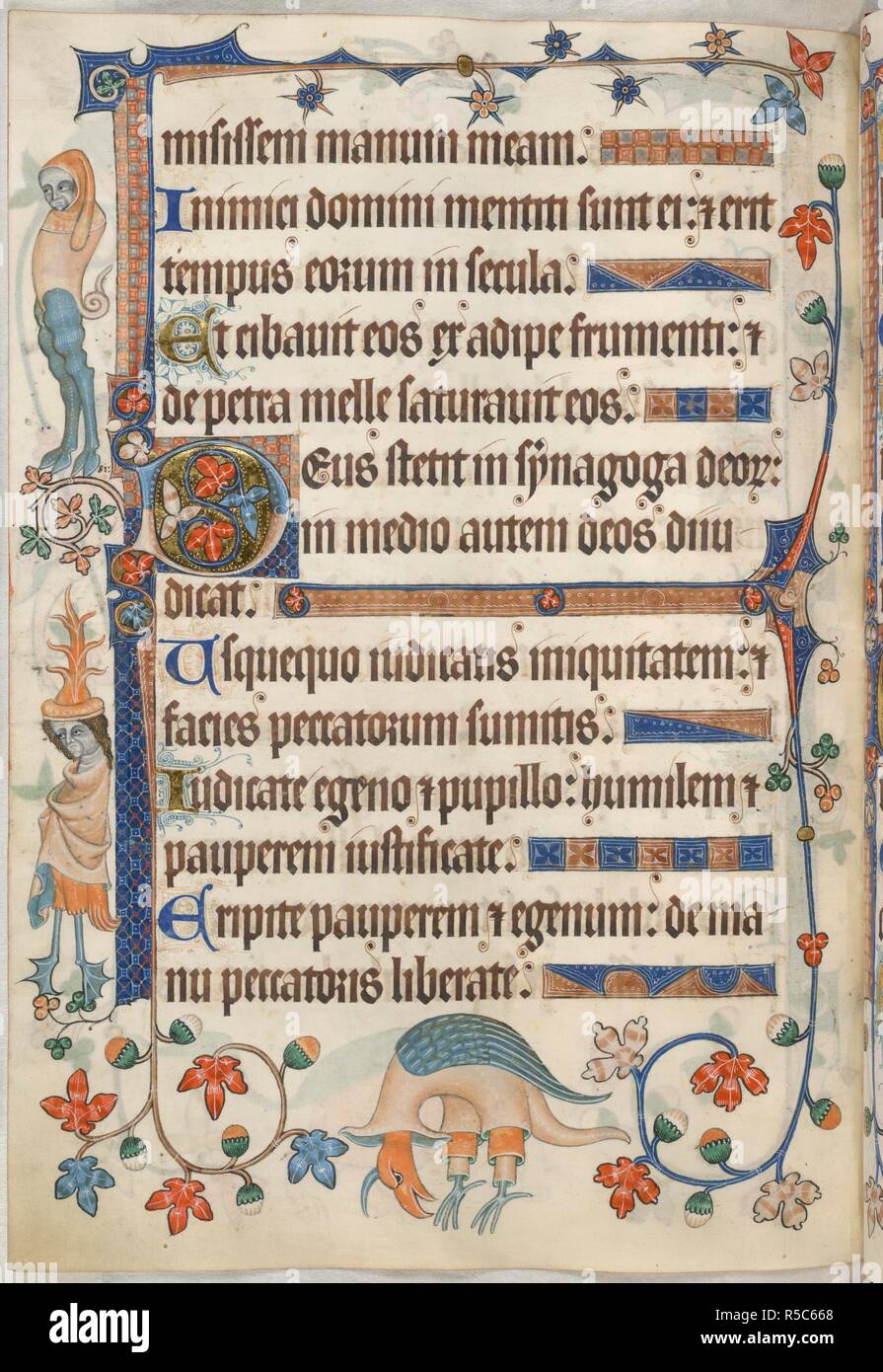 Psaume 81 ; grotesques. Luttrell Psalter. L'Angleterre [East Anglia] ; années 1325-1335. [Folio] fin du Psaume 80. Psaume 81 commençant par 'D' initiale décorée. Décoration à la frontière avec trois grotesques. Dans la marge extérieure, une avec une tête de paysan le mâle, l'autre avec la tête d'une femme portant un chapeau en forme d'arbre, et des pattes palmées. Dans la marge inférieure, un oiseau-comme grotesque dont la tête et les jambes question sous-vêtement comme poignets, ses jambes enfermées dans des couches doubles et 1 serres de couteau Image prise de Luttrell Psalter. Publié à l'origine/produit en Angleterre [East Anglia] ; années 13 Banque D'Images