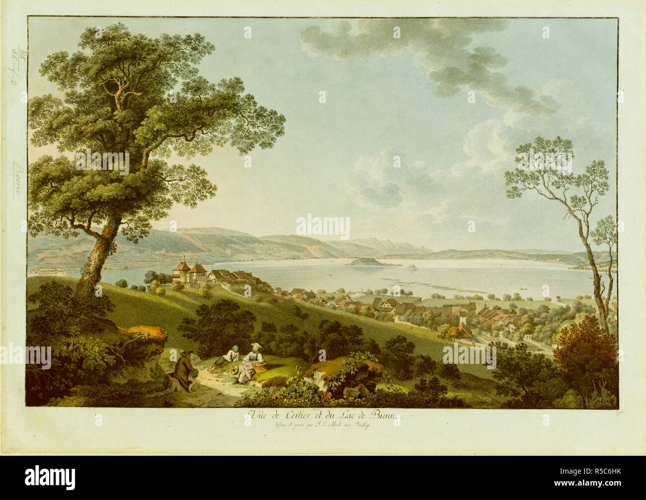 Une femme en costume et deux hommes reste sous un arbre par une route au premier plan, avec une vue sur le village de Cerlier et Le Lac de Bienne dans l'arrière-plan. Vía"e de Cerlier et du Lac de Bienne. [Bern ?] : [éditeur non identifiés], [1775]. Source : Maps K.Haut.85,55.f.2. Langue : Français. Banque D'Images