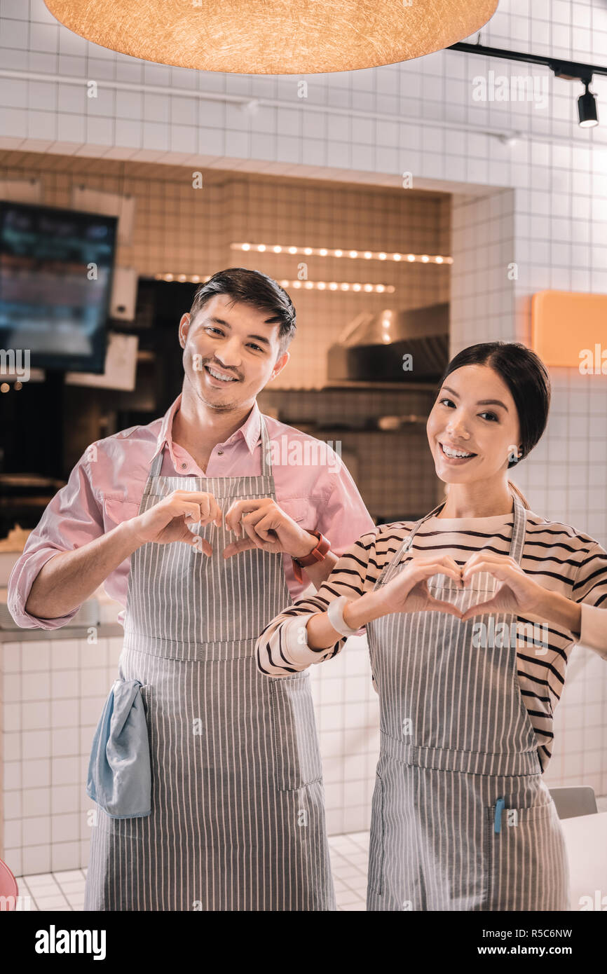 Transmission cheerful couple d'entrepreneurs ouverture Chambre café Banque D'Images