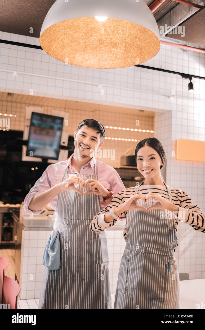 Couple de jeunes entrepreneurs sentiment heureux d'ouvrir leur Chambre café Banque D'Images