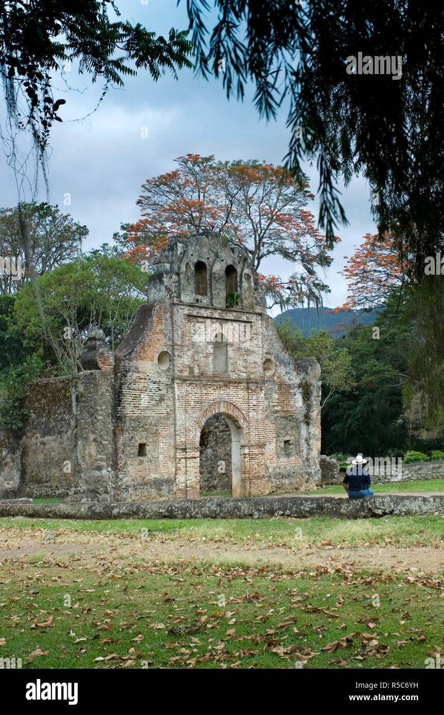 Costa Rica, Ujarrás, province de Cartago, Ruines de l'église de Ujarrás, 1693 Iglesia de Nuestra Senora ruines, Orosi Valley, l'architecture coloniale espagnole, la plus ancienne église du Costa Rica Banque D'Images