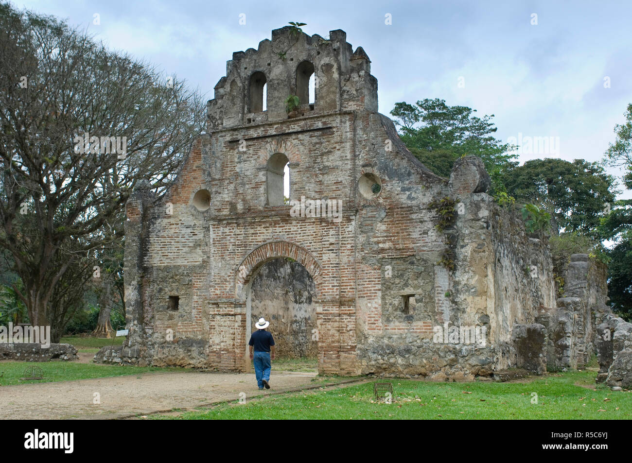 Costa Rica, Ujarrás, province de Cartago, Ruines de l'église de Ujarrás, 1693 Iglesia de Nuestra Senora ruines, Orosi Valley, l'architecture coloniale espagnole, la plus ancienne église du Costa Rica Banque D'Images