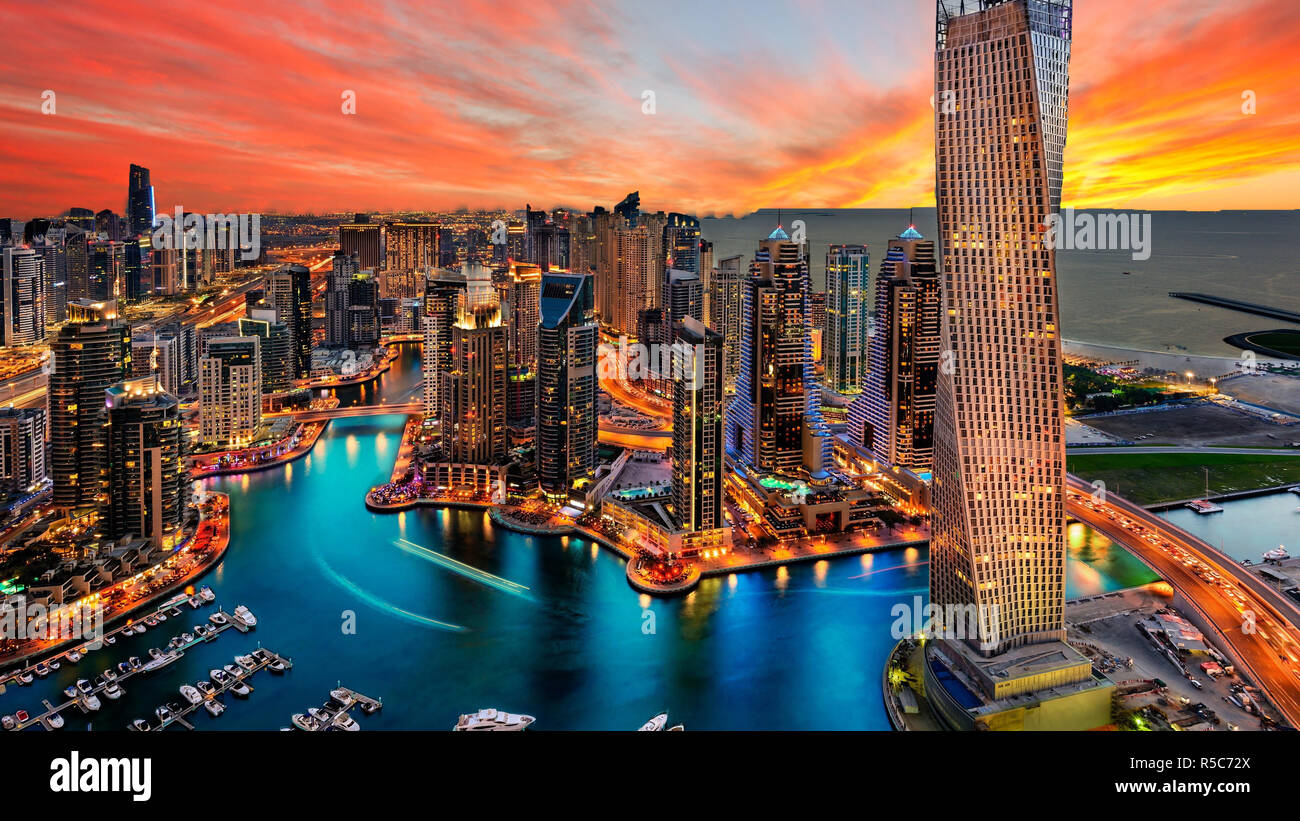Dubai Skyline avec coucher du soleil Banque D'Images