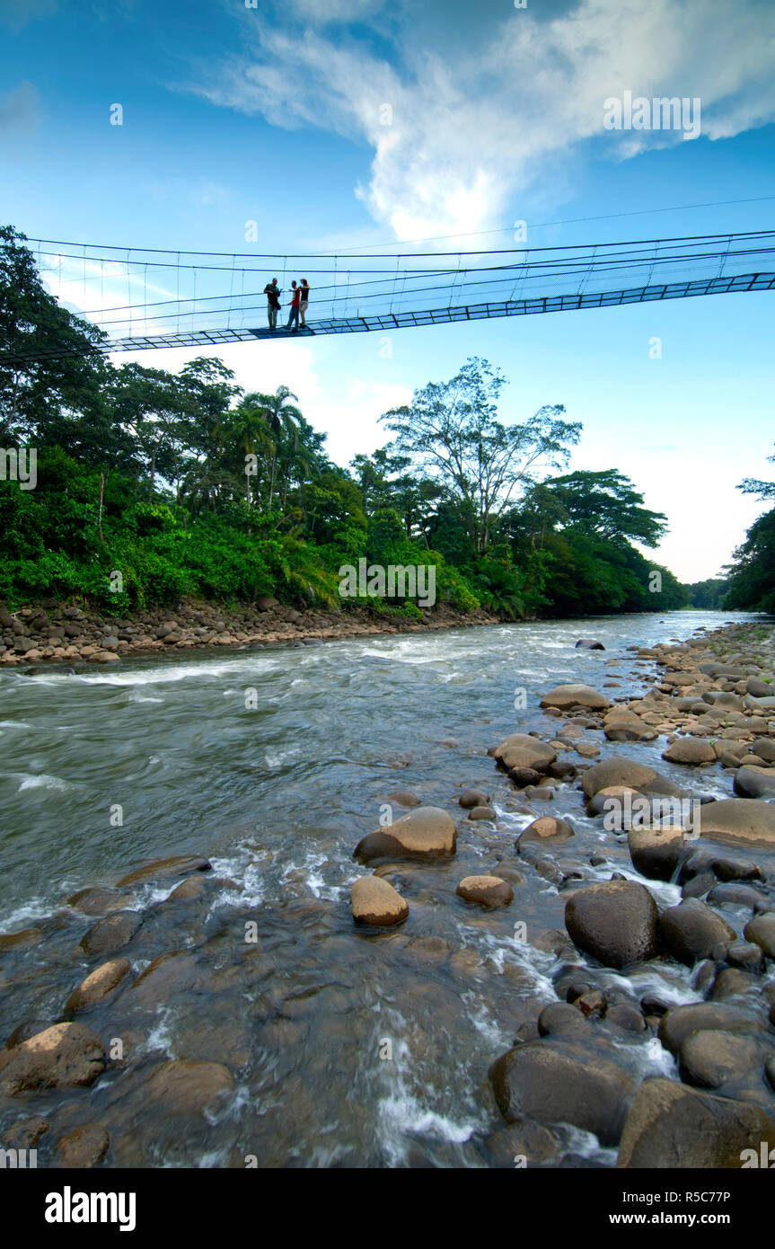 Le Costa Rica, La Vierge de Sarapiquí, pont suspendu, Rivière Sarapiqui, Rafting, Guide et les touristes, la Réserve Biologique de Tirimbina Banque D'Images